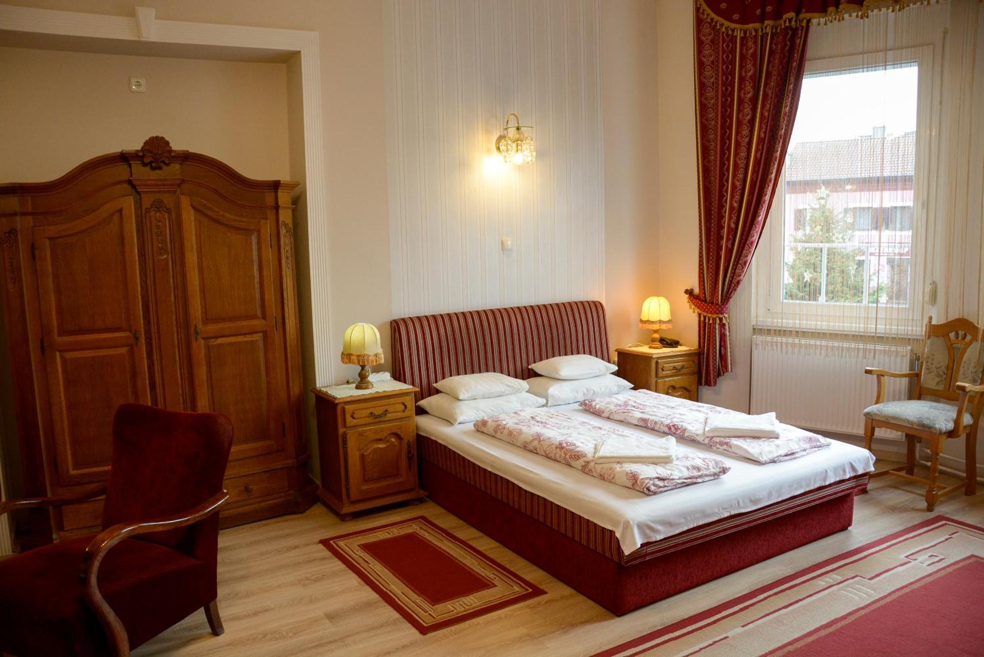 Bed and Breakfast Korona Panzio Матесалька Екстер'єр фото